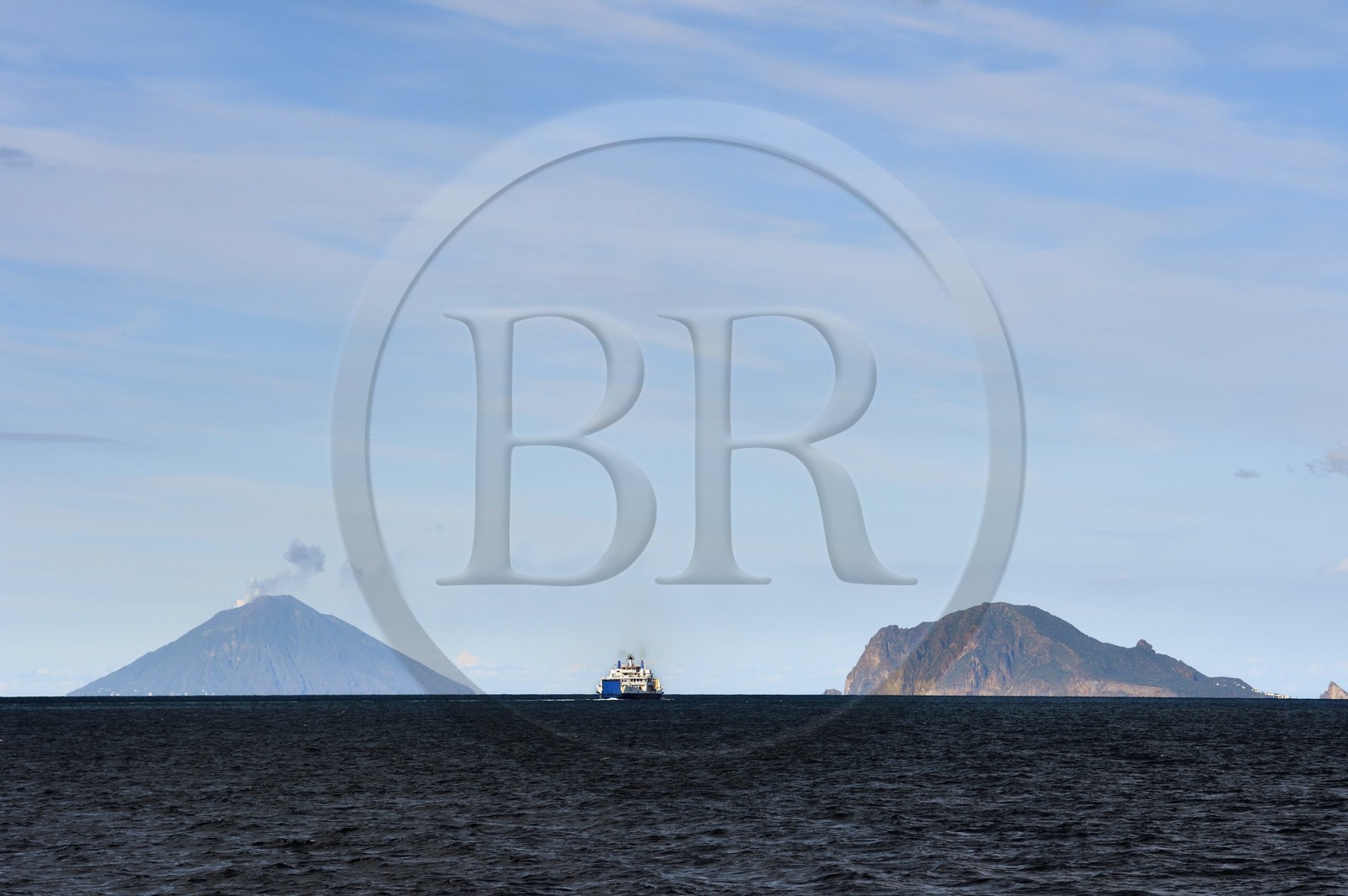 Italie, Sicile, iles Eoliennes, classées Patrimoine Mondial de l'UNESCO, ferry qui relie les iles,  l'Ile de Panarea à droite et le volcan Stromboli en arrière plan