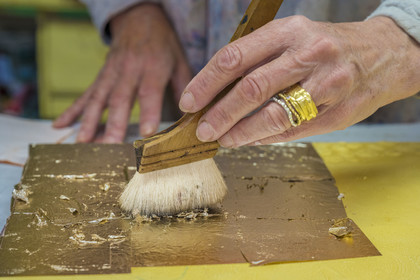 France, Hauts-de-Seine (92), Colombes, l'artiste et laqueur Isabelle Emmerique dans son atelier