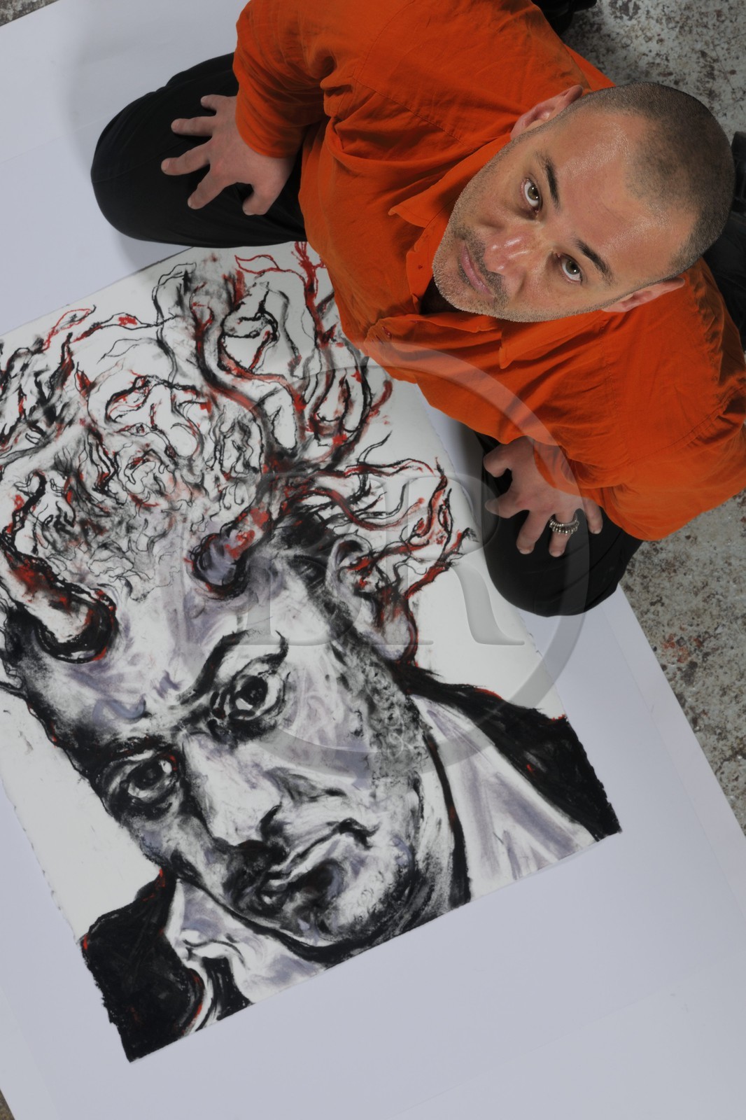 le peintre Fred Kleinberg dans son atelier parisien lors de la préparation de l'exposition Baroque Flesh