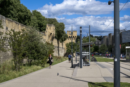 France, Vaucluse (84), Avignon, les remparts au boulevard Saint-Michel