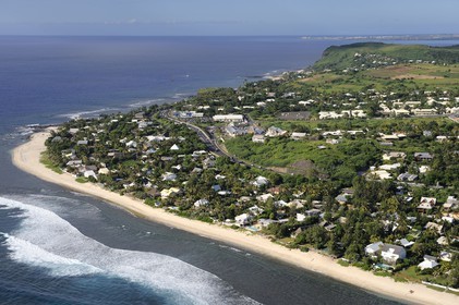 France, île de la Réunion, plage du lagon de Saint-Gilles-Les-Bains (vue aérienne)