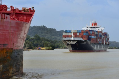 Panama, Canal de Panama à Gamboa, cargo Panamax porte-conteneurs coréen