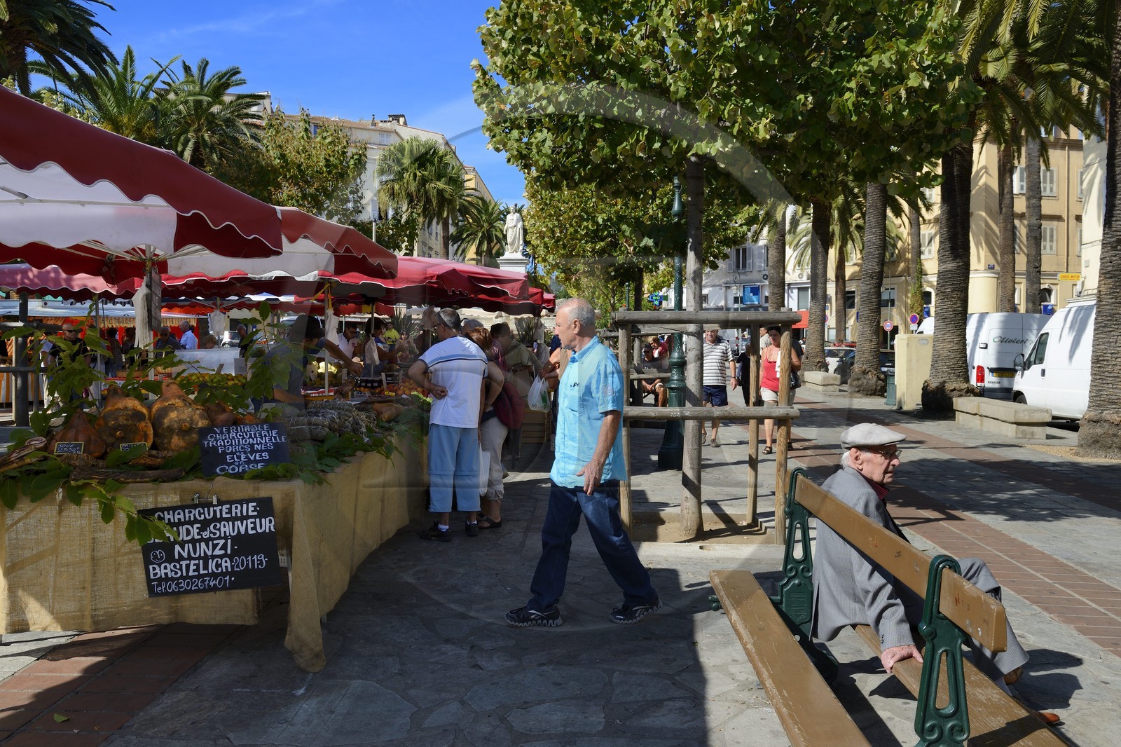 France, Corse-du-Sud (2A), Ajaccio, jambon corse sur le marché de la place Foch