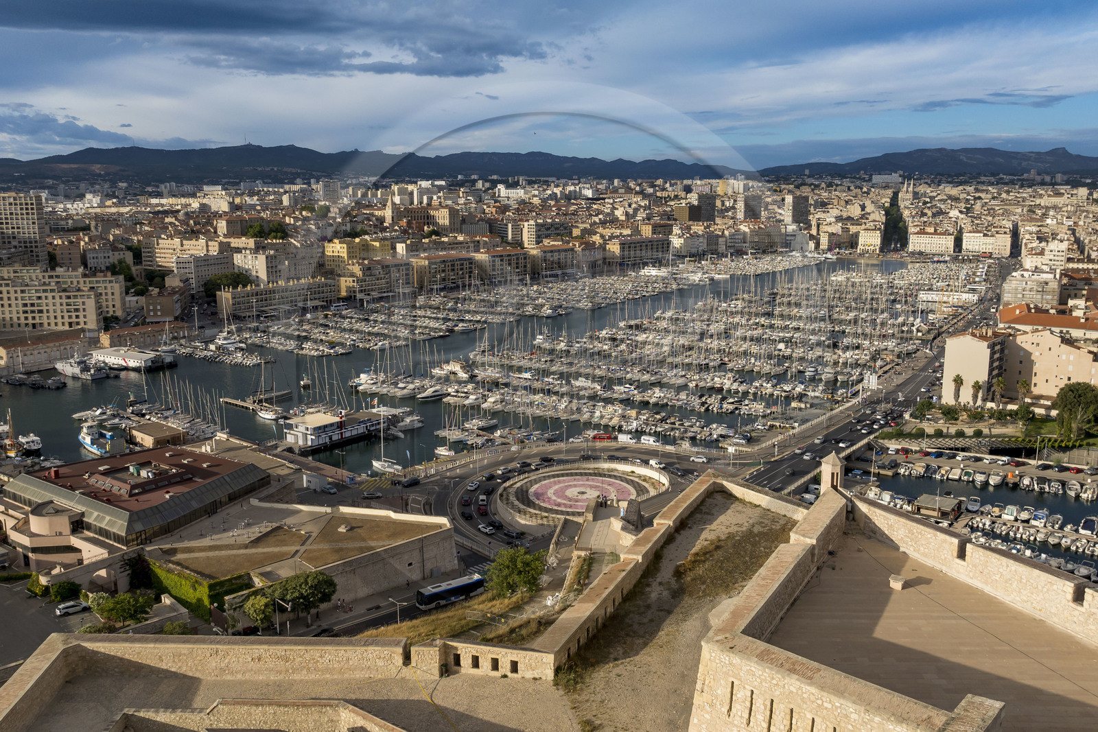 France, Bouches-du-Rhône (13), Marseille, le Vieux Port vu depuis la Citadelle de Marseille (Fort Saint-Nicolas, le haut fort appelé fort d’Entrecasteaux) (vue aérienne)