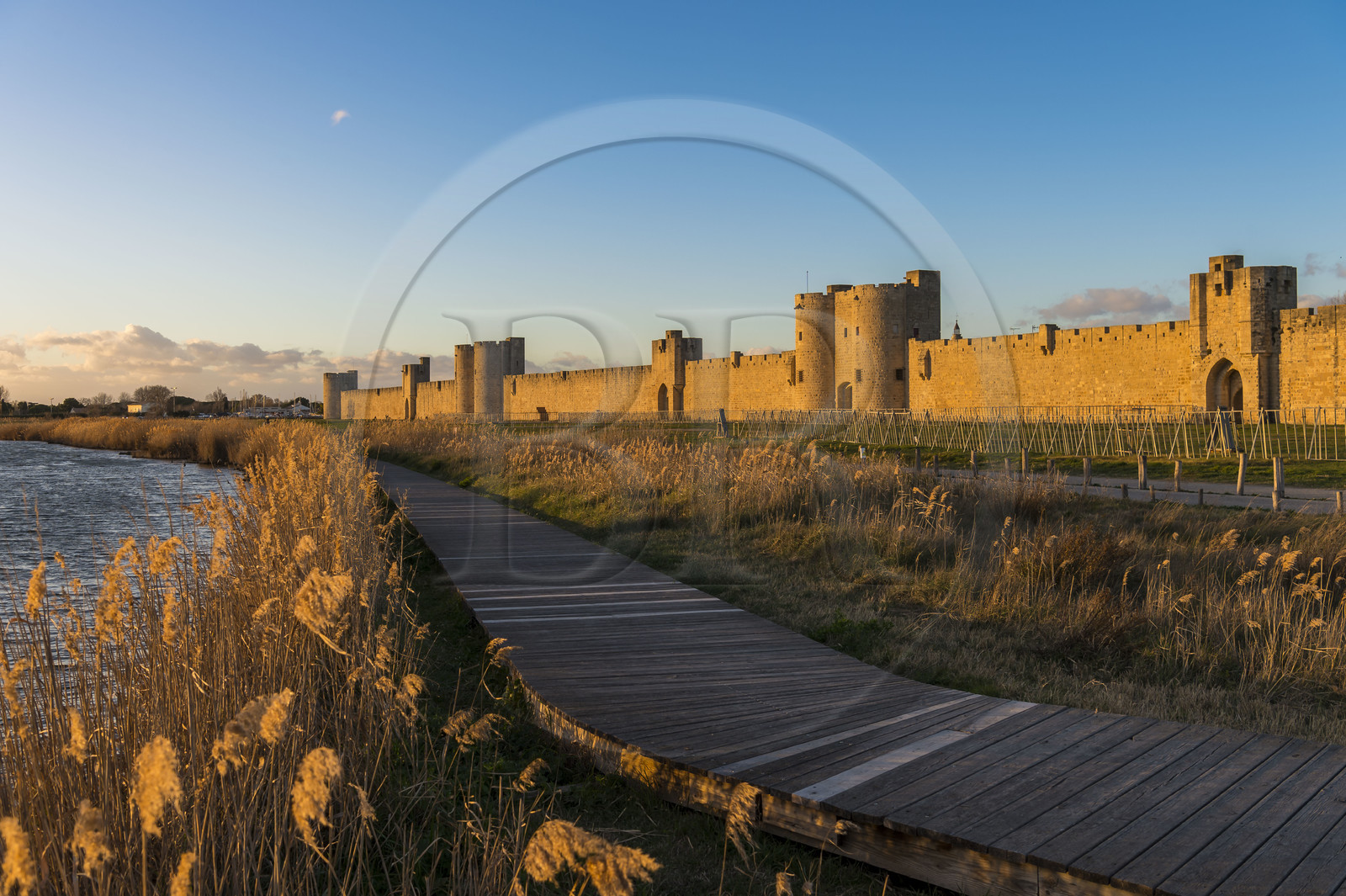 France, Gard (30), Aigues-Mortes, tours des remparts Sud et les marais salants en hiver