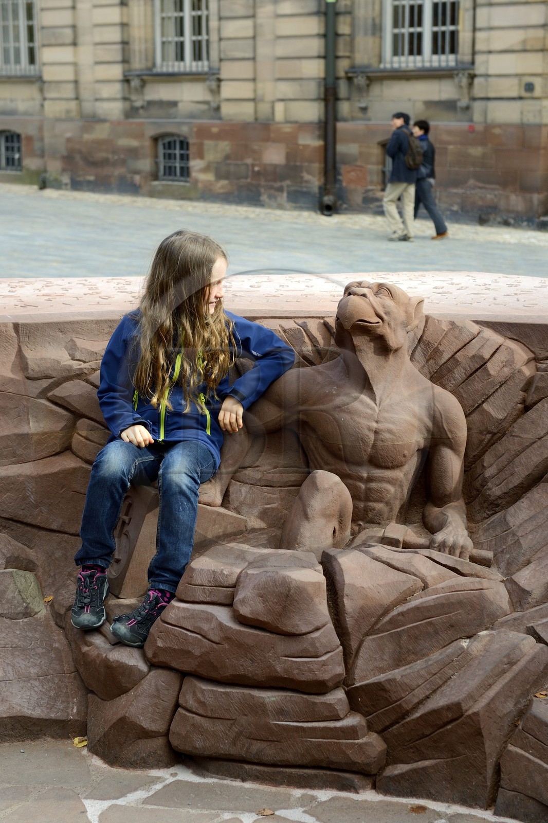France, Bas-Rhin (67), Strasbourg, vieille ville classée au Patrimoine Mondial de l'UNESCO, place du Château, chimère s'extrayant de la pierre avec le regard pointé vers le sommet de la Cathédrale
