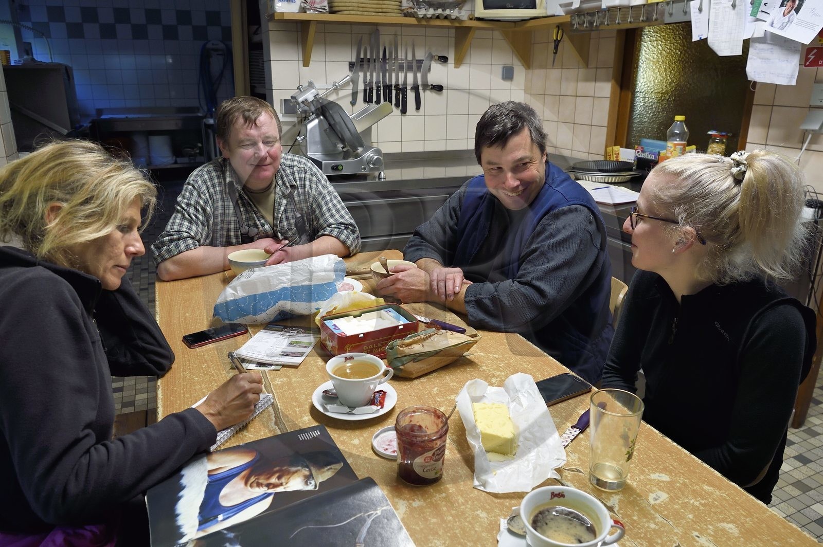 France, Haut-Rhin (68), Wasserbourg, Ferme-auberge Buchwald, le marcaire Michel Wehrey à sa table de cuisine avec sa fille Julie à droite