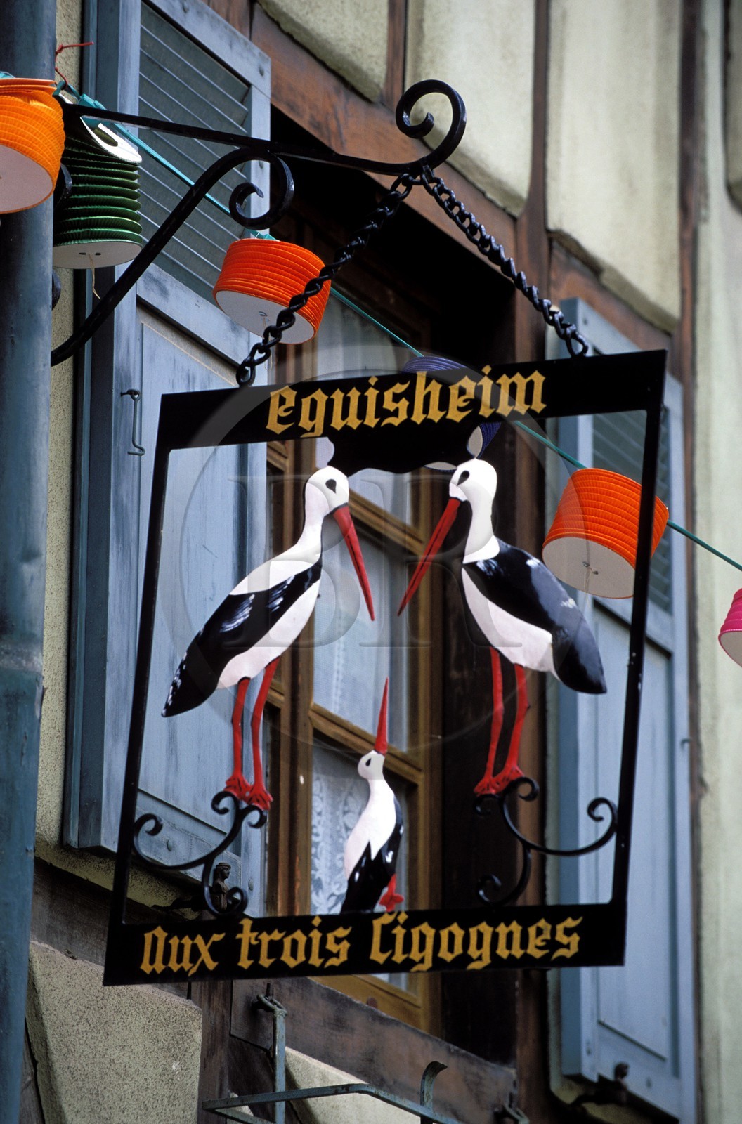 France, Haut-Rhin (68), Eguisheim, labellisé Les Plus Beaux Villages de France, une enseigne de restaurant