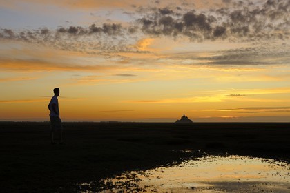 France, Manche (50), Baie du Mont-Saint-Michel, le Mont-Saint-Michel au coucher de soleil, classé Patrimoine Mondial de l'UNESCO