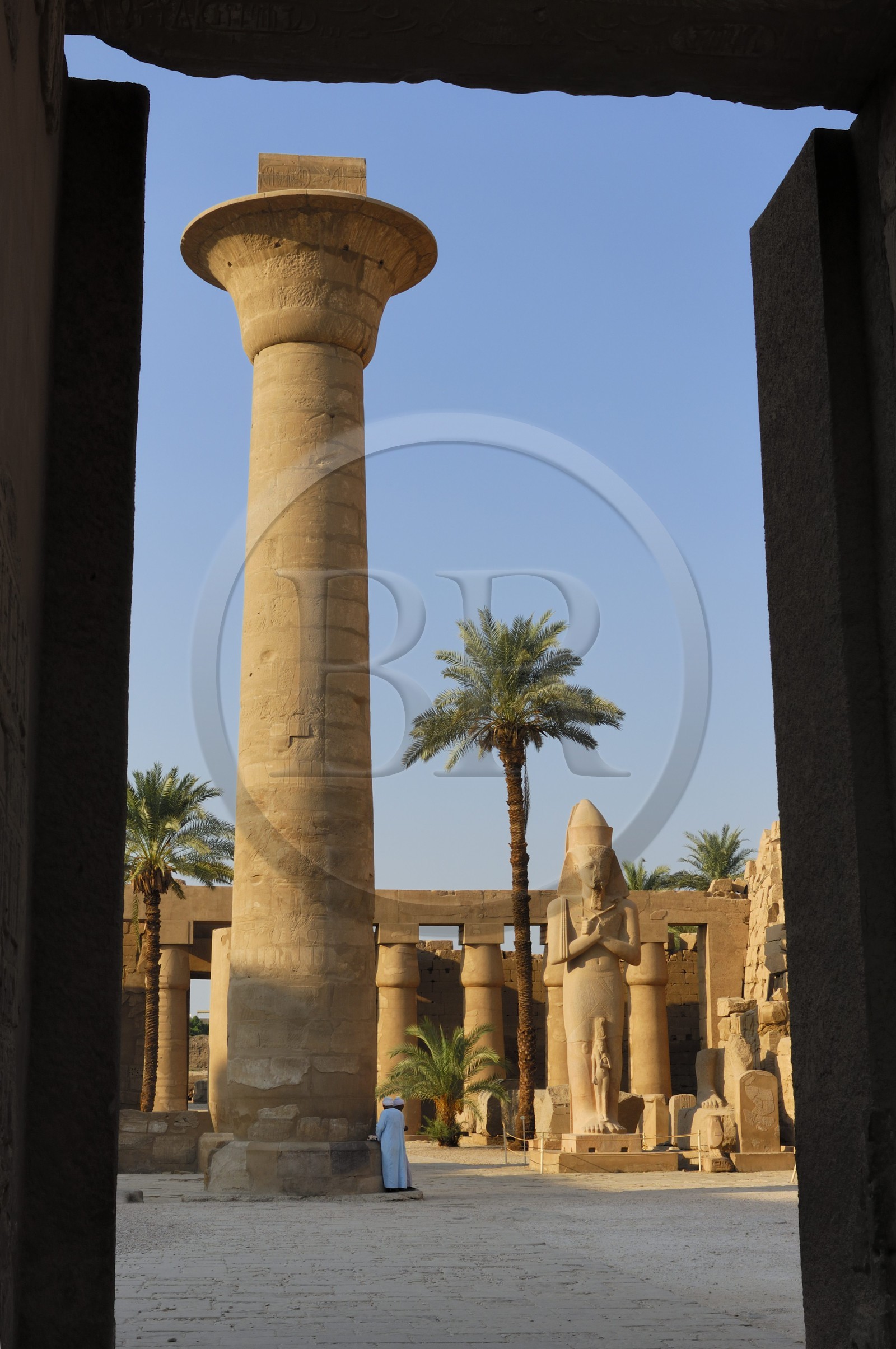 Egypte, Haute Egypte, vallée du Nil, Louxor, Karnak, classé Patrimoine Mondial de l'UNESCO, colonne du kiosque de Taharqa et colosse de Ramses II