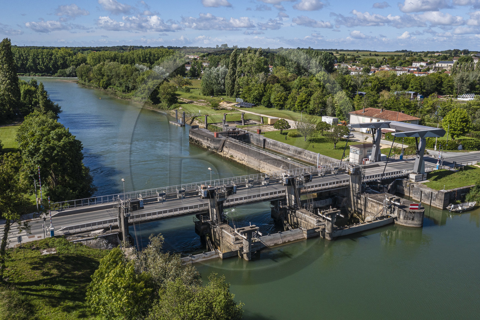 France, Charente-Maritime (17), Saintonge, Saint-Savinien, barrage qui favorise l'écoulement de la Charente en période de crue et arrete la salinité apportée par les marées (vue aérienne)