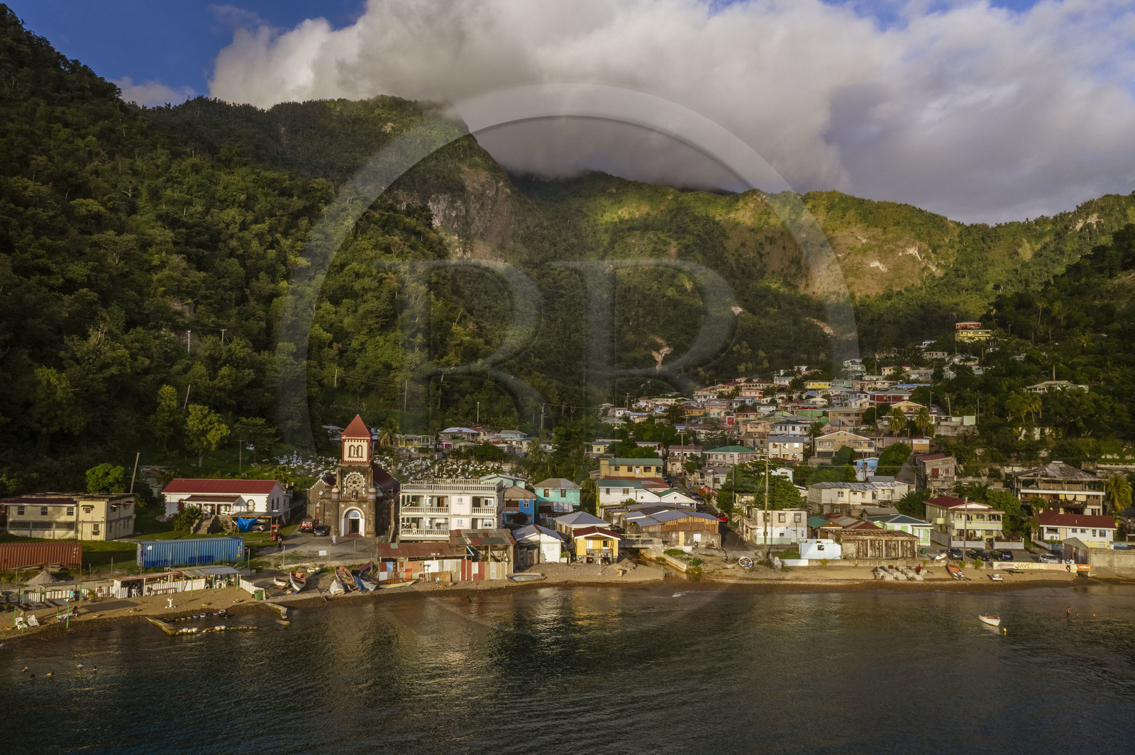 Caraïbes, Ile de la Dominique, baie de Soufrière, la plage et le village de Soufrière (vue aérienne)