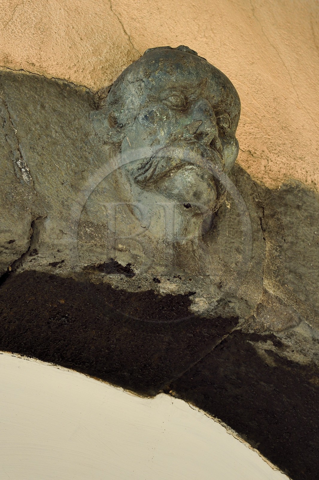 France, Var (83), Saint-Tropez, le porche de la maison dite du Turc rue du général Allard en pierre serpentine