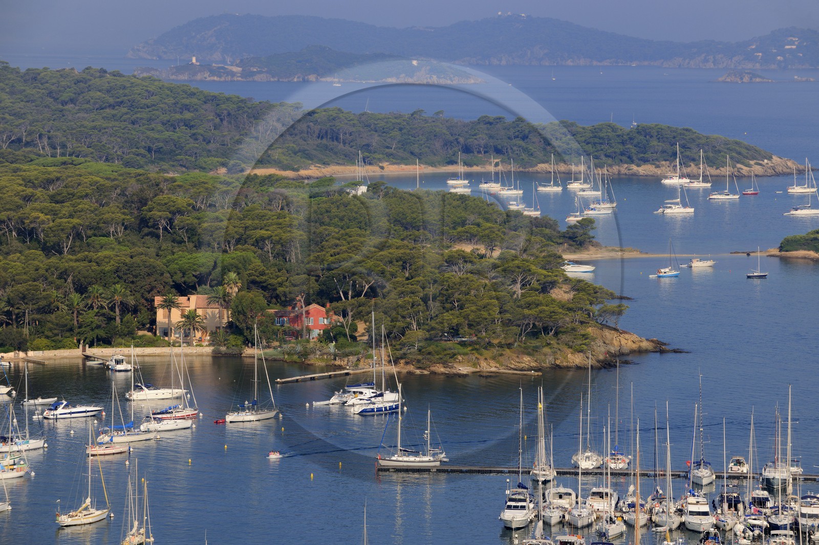 France, Var (83), Iles d'Hyères, parc national de Port-Cros, île de Porquerolles, le port du village