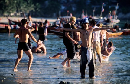 Thaïlande, Archipel îles Samui, Full Moon Party sur l' île de Koh Pha-Ngan, lever du soleil sur la plage de Had Rin