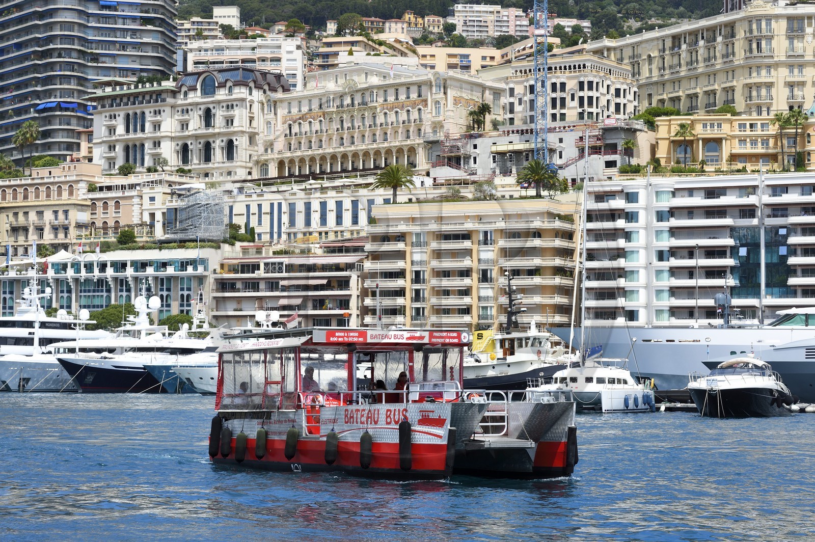 Principauté de Monaco, Monaco, Bateau Bus qui permet de traverser port Hercule
