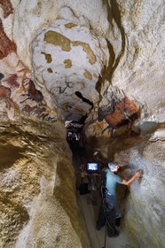France, Dordogne (24), Montignac, chantier du futur Centre International de l'Art pariétal de Montignac-Lascaux (Lascaux 4), le diverticule axial de la grotte reconstituée par l’Atelier des Fac-Similés du Périgord (AFSP), finitions des peintures murales de la partie inférieure par l'artiste peintre Gilles Lafleur