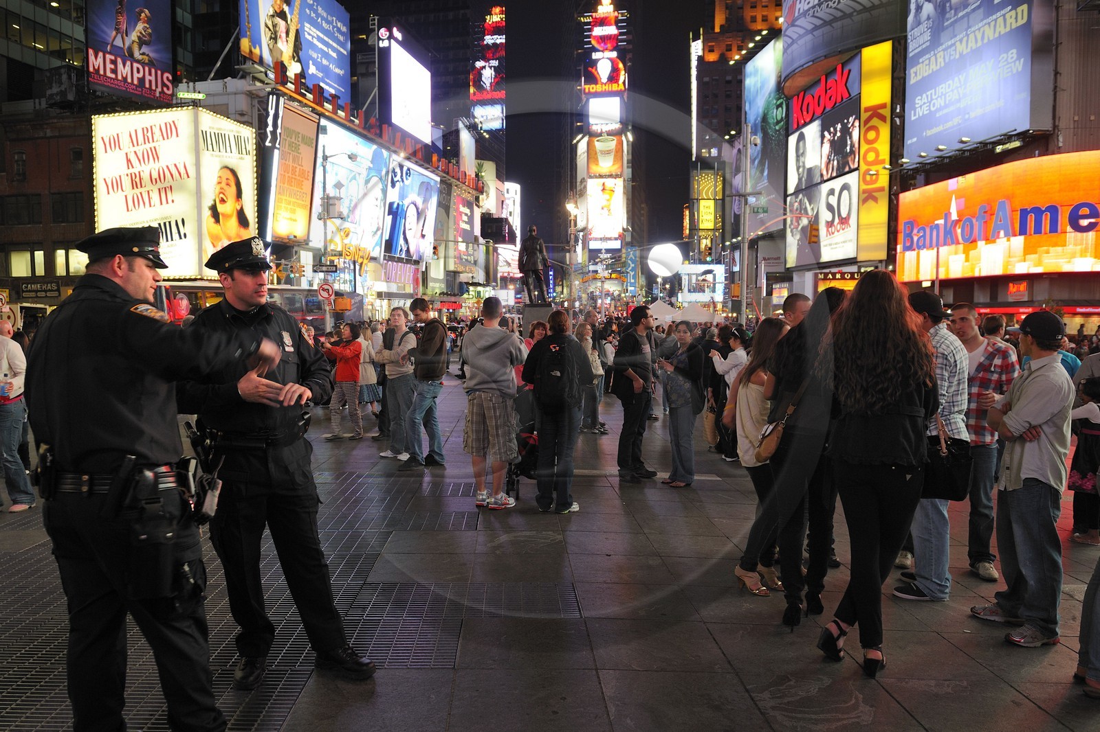 Etats-Unis, New York, Manhattan, Theater district sur Broadway, patrouille de police à Times Square