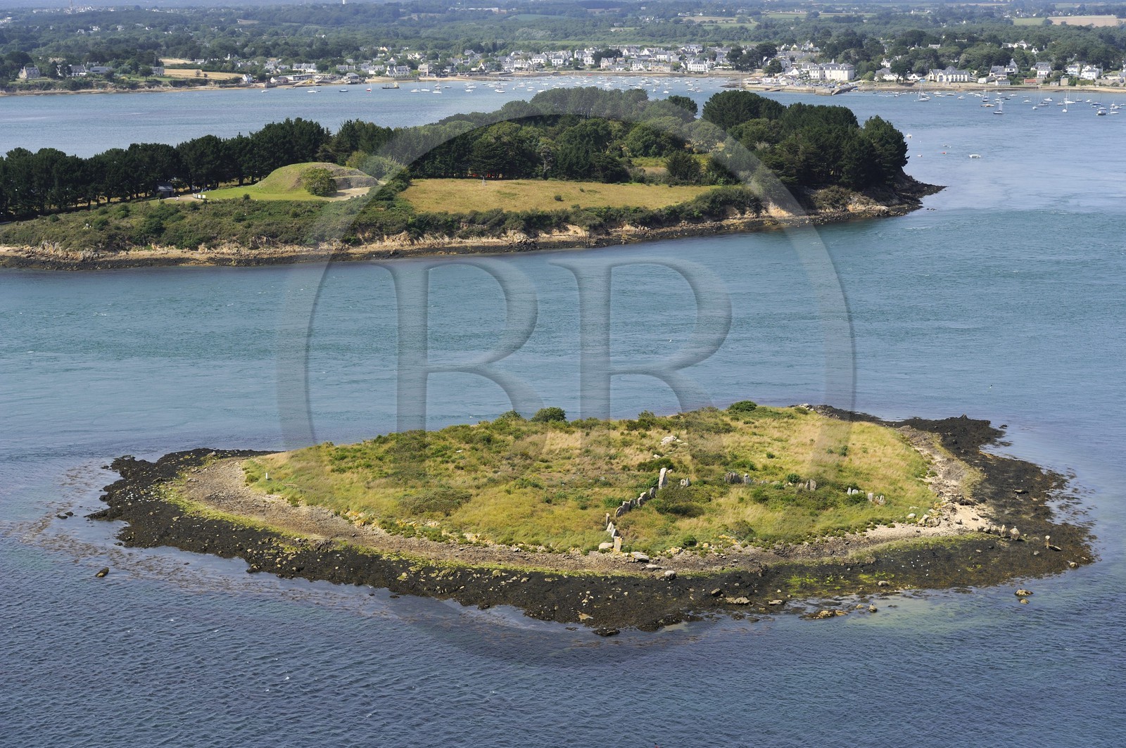France, Morbihan (56), Golfe du Morbihan, île d'Er Lannic avec un site mégalithique cromlec'h, en arrière plan le Cairn de Gavrinis datant de 3500 avant J.C. sur l'Ile de Gavrinis devant Larmor Baden (vue aérienne)