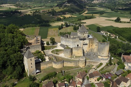 France, Dordogne (24), Périgord Noir, vallée de la Dordogne, Castelnaud-la-Chapelle labellisé Les Plus Beaux Villages de France, le château de Castelnaud-la-Chapelle sur un éperon rocheux au dessus de la rivière Dordogne (vue aérienne)