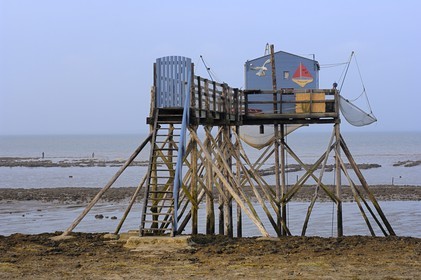 France, Charente-Maritime (17), Ile Madame, carrelets sur la côte