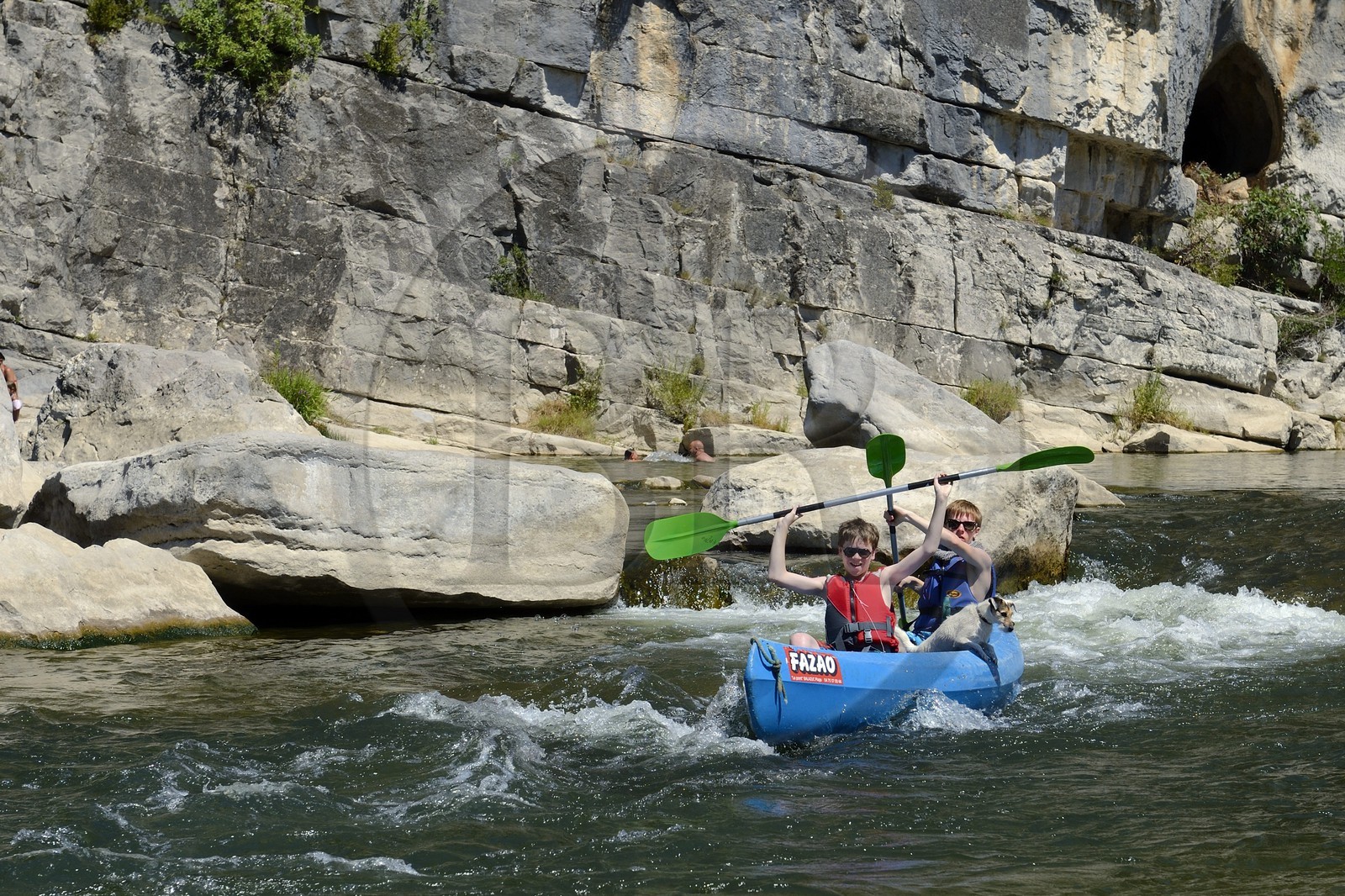 France, Ardèche (07), Ruoms, kayaks descendant la rivière Ardèche dans les défilés de Ruoms à Pradons, passage de rapides vers le cirque de Giens