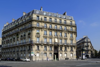 France, Paris (75),  immeubles haussmanniens de première classe de la place de la République Dominicaine face au parc Monceau