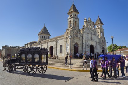 Nicaragua, Granada, corbillard traditionnel tiré par deux chevaux pour un enterrement devant l'église de Guadalupe