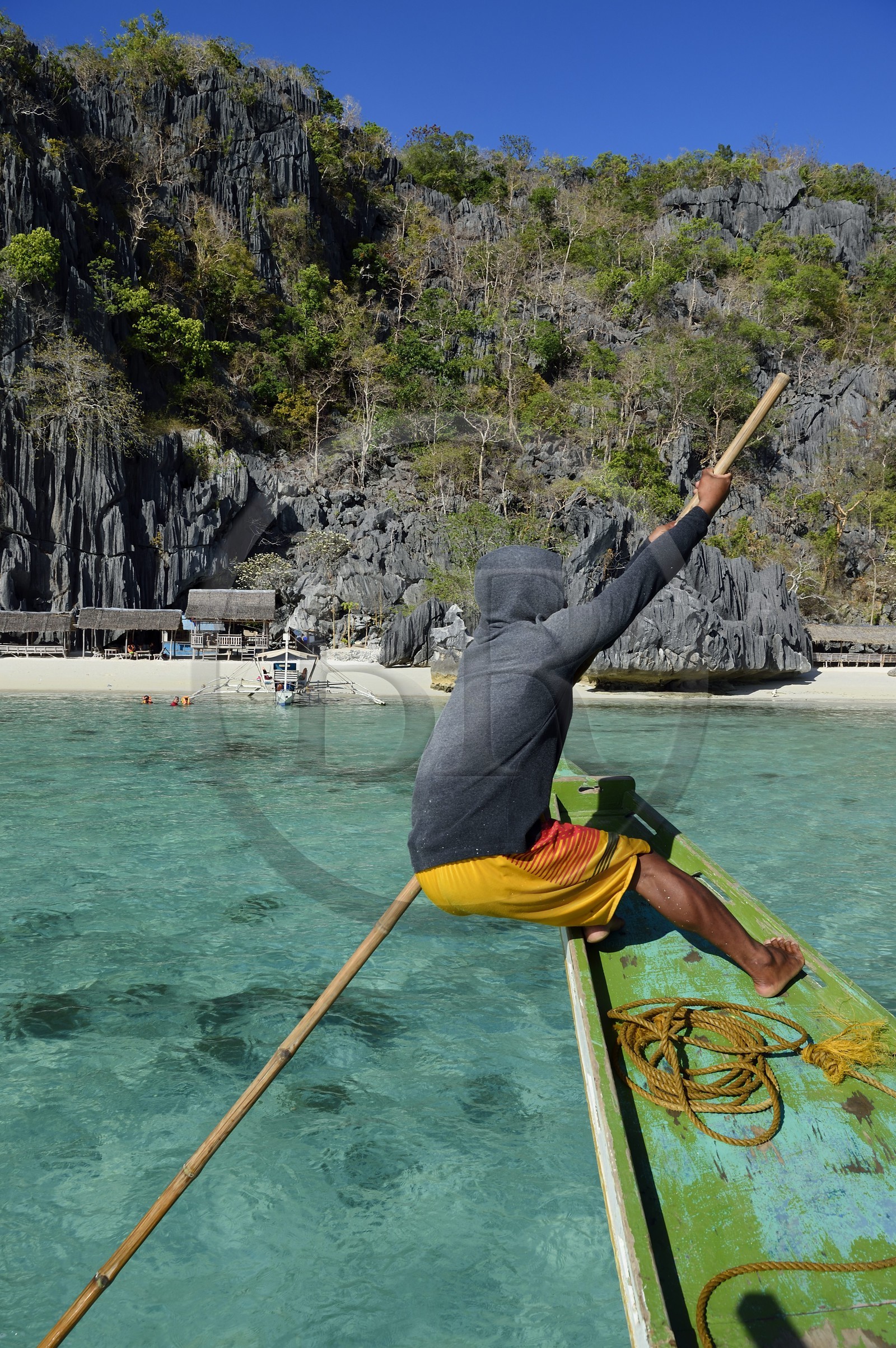 Philippines, Calamian Islands dans le nord de Palawan, Coron Island Natural Biotic Area, plage de Banul Beach au pied des murs géants des falaises de calcaire, batelier