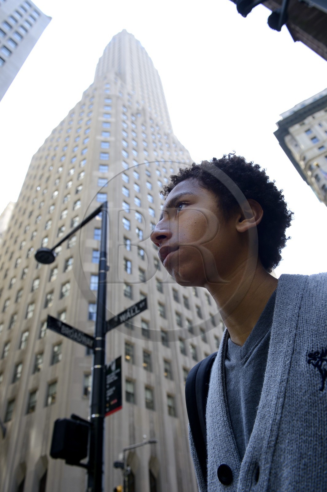 Etats Unis, New York, Manhattan, Financial District, jeune homme à l'angle de Broadway et de Wall Street