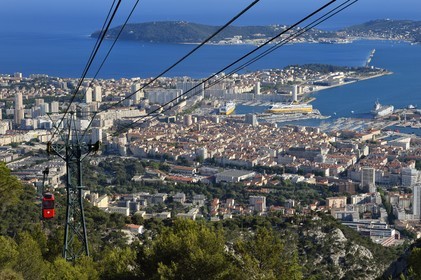 France, Var (83), Toulon, le téléphérique depuis le Mont Faron, la ville et le port militaire (Arsenal) ainsi que la presqu'Ile de Saint-Mandrier dans la rade en arrière plan