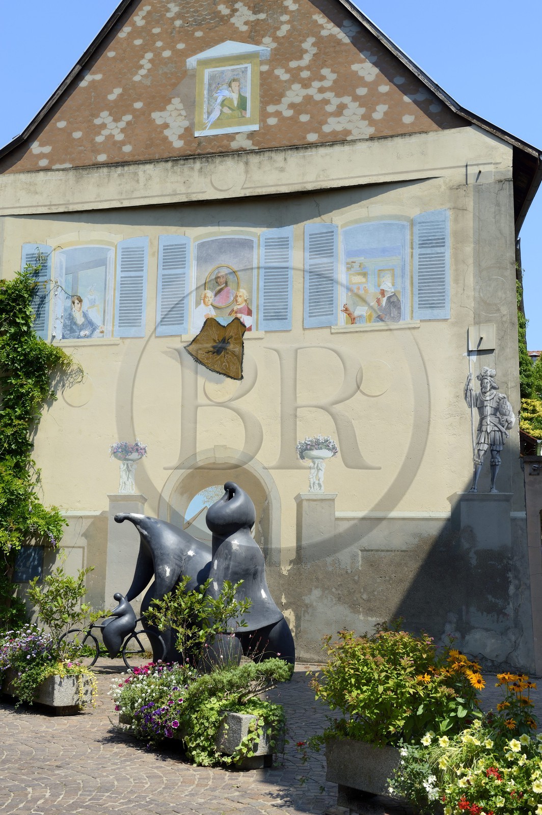 France, Haut Rhin, Mulhouse, Rue des Franciscains, painted wall with historical characters, Cour des Chenes and artwork by Toutin