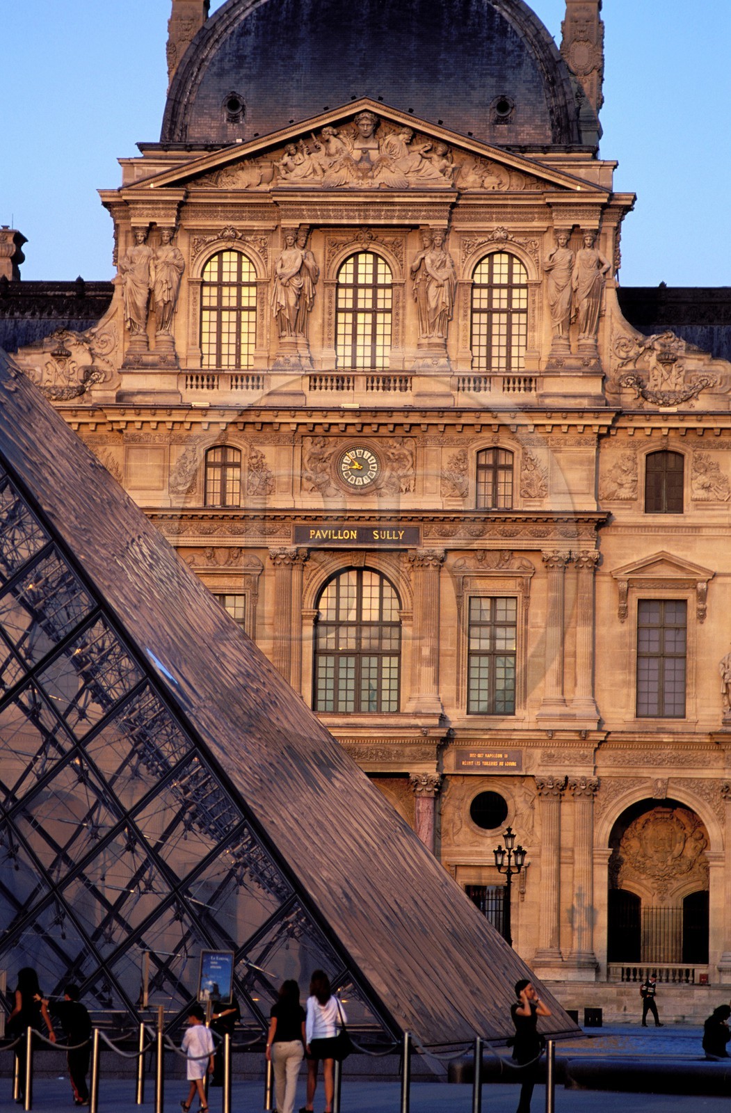 France, Paris (75), Musée du Louvre et pyramide par l'architecte Ieoh Ming Pei dans la Cour Carrée
