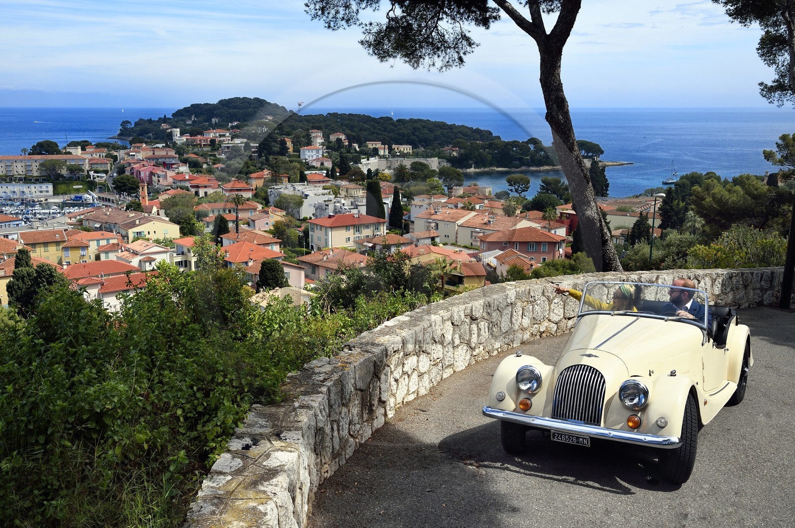 France, Alpes Maritimes (06), Saint-Jean-Cap-Ferrat, découverte de la côte dans une voiture vintage Morgan Roadster 4 4
