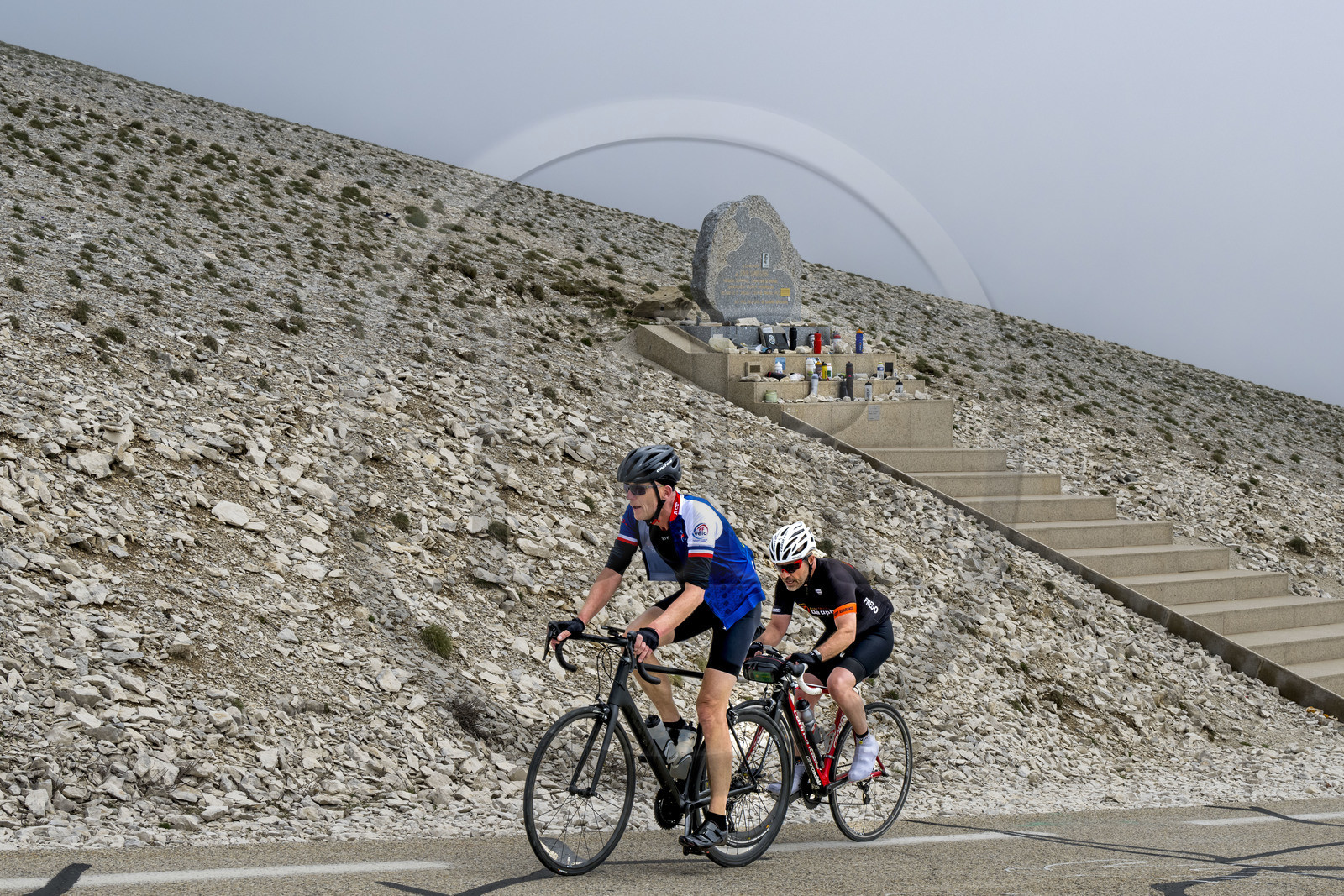 France, Vaucluse (84), Parc Naturel Régional du Mont Ventoux, Bedoin, ascension à vélo du Mont Ventoux par la route D974 sur le versant sud, le monument à la mémoire de Tom Simpson mort pendant le Tour de France