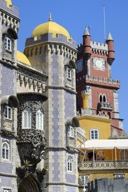Portugal, région de Lisbonne, Sintra, le Palais national de Pena (Palacio Nacional da Pena) classé Patrimoine Mondial de l'UNESCO, l’arc de triton, décoré de détails néo-manuélins et la tour de l'horloge