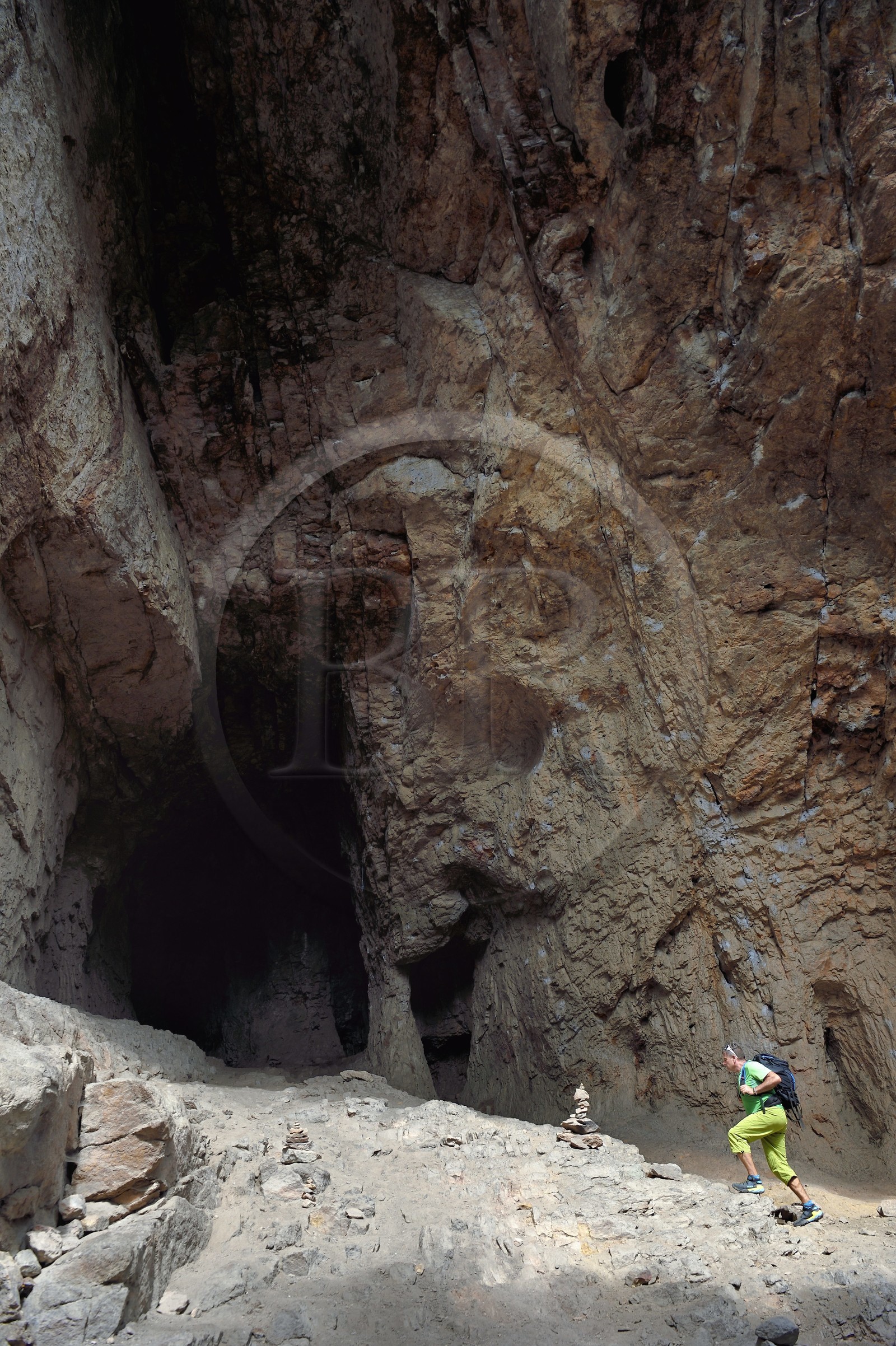 France, Var (83), entre Bagnols-en-Forêt et Roquebrune-sur-Argens, randonnée dans les Gorges du Blavet, la grotte du Muéron, habitat préhistorique