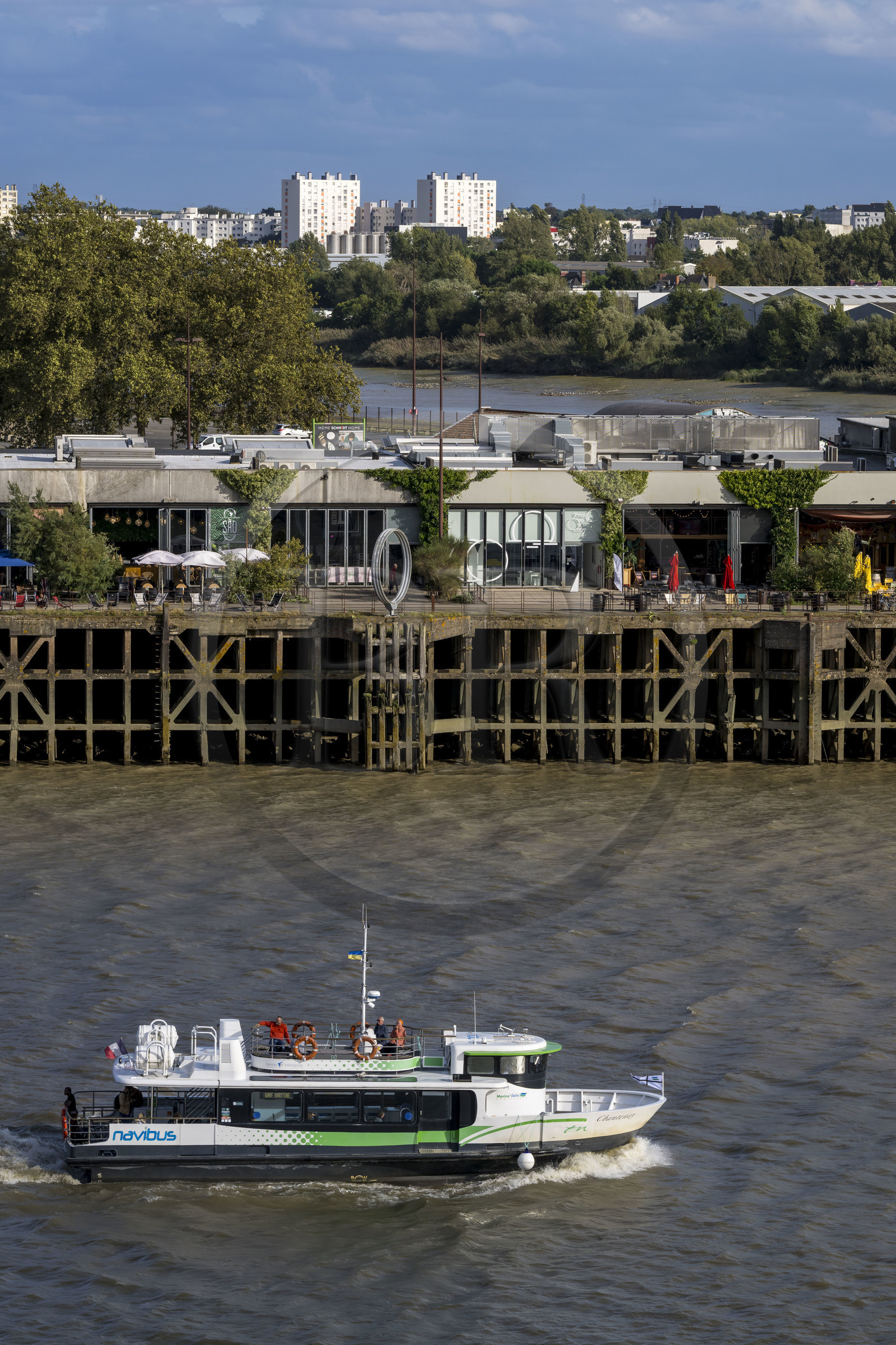 France, Loire-Atlantique (44), Nantes, Ile de Nantes, le Navibus passant devant le Hangar à Bananes et les anneaux de Buren sur les quais de Loire, vue depuis les hauteurs de Chantenay