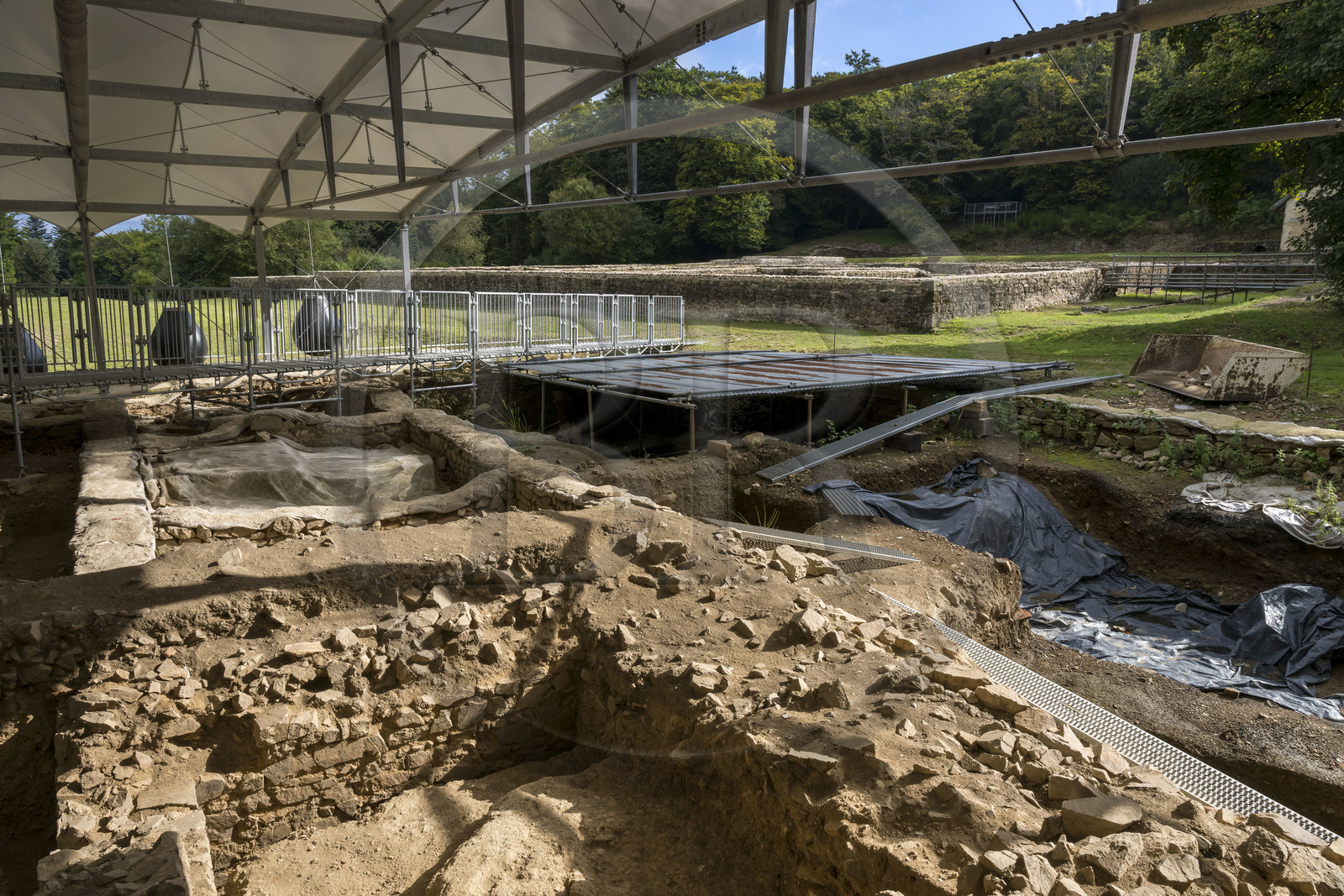 France, Saône-et-Loire (71), parc naturel régional du Morvan, Saint-Léger-sous-Beuvray, oppidum de Bibracte, capitale du peuple celte des Éduens, site archéologique sur le mont Beuvray, ruines et champ de fouille de la Grande Domus du Parc aux Chevaux datant du Ier siècle avant notre ère