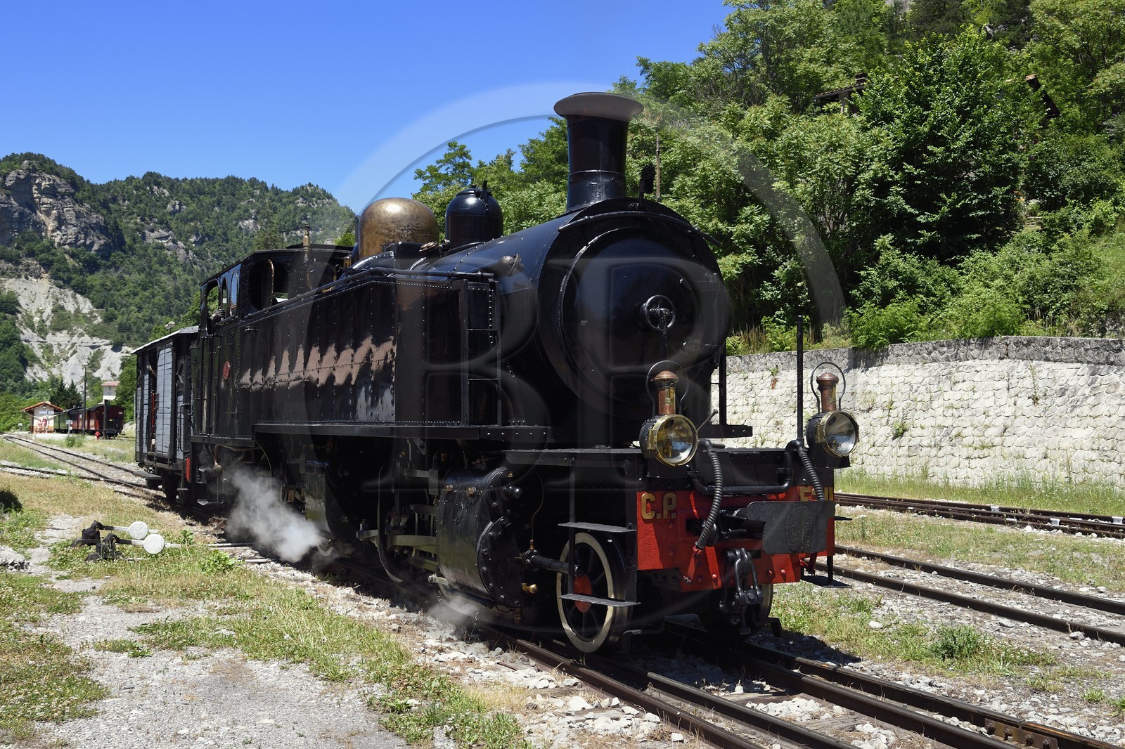 France, Alpes-de-Haute-Provence (04), Annot, le Train des Pignes en gare