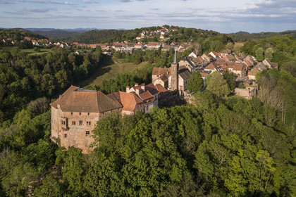 France, Bas-Rhin (67), Parc Naturel régional des Vosges du Nord, La Petite Pierre, le chateau de Lutzelstein (aussi Maison du Parc) à la pointe du vieux village, Vauban en a restructuré les fortifications (vue aérienne)