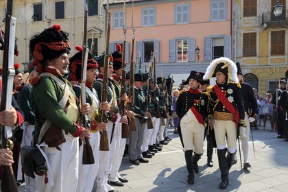 Italie, Ligurie, Sarzana, Napoleon Festival, Napoléon passe en revue les troupes en compagnie du maréchal d'Empire Massena sur la Piazza Matteotti