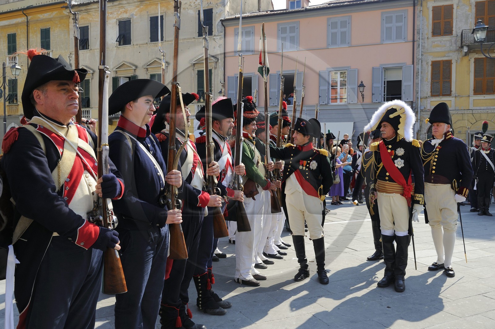 Italie, Ligurie, Sarzana, Napoleon Festival, Napoléon passe en revue les troupes en compagnie du maréchal d'Empire Massena sur la Piazza Matteotti