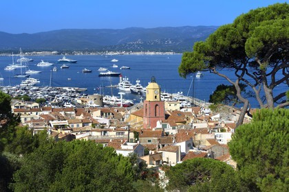 France, Var (83), Saint-Tropez,  église paroissiale Notre-Dame de l'Assomption depuis la citadelle, en arrière-plan Grimaud