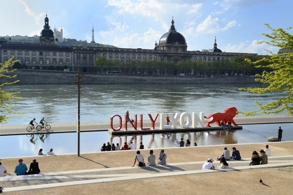 France, Rhône (69), Lyon, les berges du Rhône, le quai Victor Augagneur et l'hôpital de l'Hôtel Dieu en arrière plan, label de communication de l'aglomeration Onlylyon