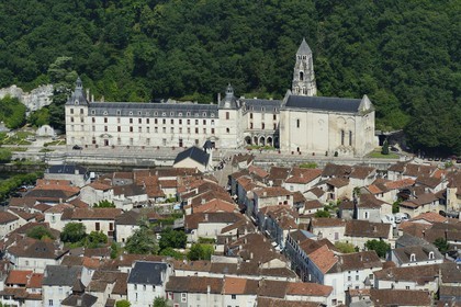 France, Dordogne (24), Brantôme, l'abbaye bénédictine Saint-Pierre en bordure de la Dronne et le village (vue aérienne)