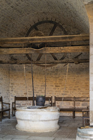 France, Côte-d'Or (21), Paysage culturel des climats de Bourgogne classés Patrimoine Mondial de l'UNESCO, Route des Grands Crus, vignoble de la Côte de Nuits, Vougeot, le Chateau du Clos de Vougeot, le puit du XIIe siècle