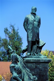 France, Vosges (88), Saint-Dié-des-Vosges, statue à la mémoire de Jules Ferry.