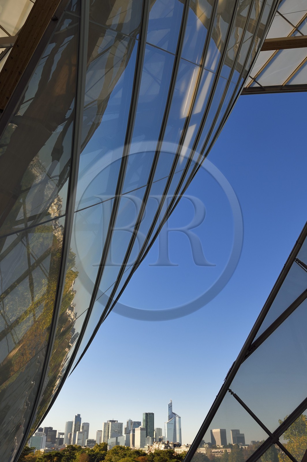 France, Paris (75), la Fondation Louis Vuitton de l'architecte Frank Gehry et le quartier de La Défense en arrière plan