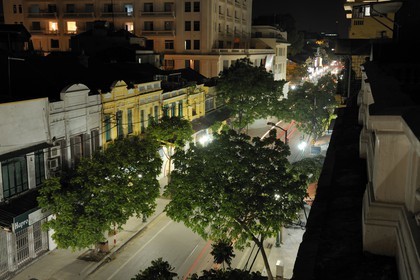 Vietnam, Hanoï, rue Trang Tien dans le quartier de l'opéra, maisons de l'époque coloniale